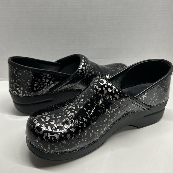 Dansko Clogs Mules Slip On Professional Shoes Patent Leather Black EU 40 US 10 - Picture 1 of 10